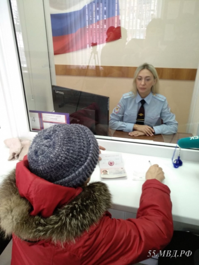 63-летняя омичка впервые получила паспорт гражданина РФ