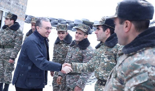 Зограб Мнацаканян вместе с армянскими военными 