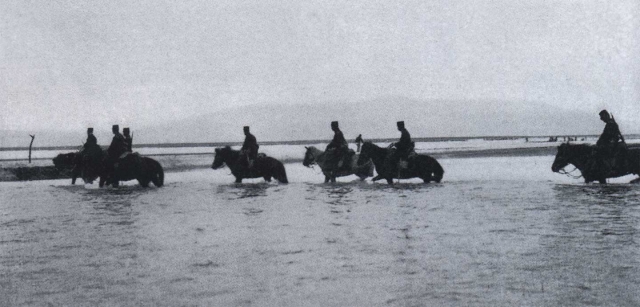Японская конница пересекает Ялуцзян. 1904