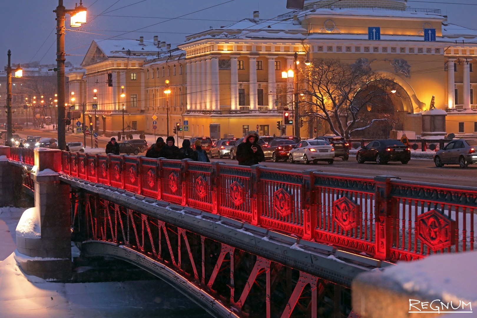 Дворцовый мост в Санкт-Петербурге подсветка