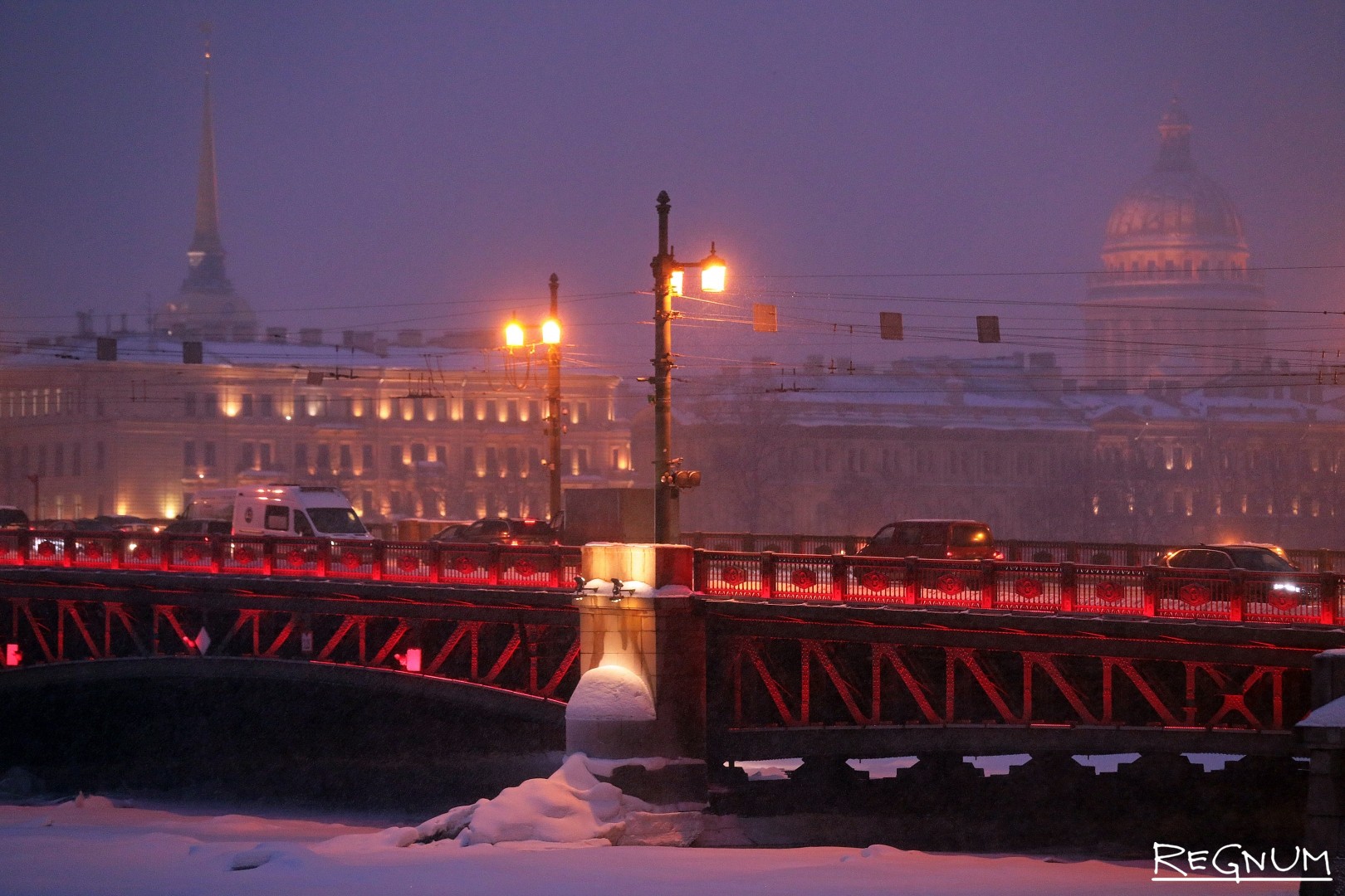 Санкт петербург встречай. Праздничная подсветка дворцового моста. Подсветка дворцового моста китайский новый год. Дворцовый мост в Санкт-Петербурге рисунок. Новый год 20 21 подсветка дворцового моста.