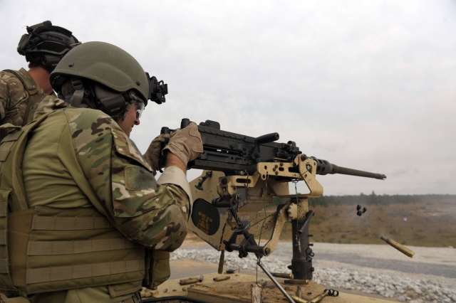 Американские солдаты ведут стрельбу из пулемёта 
