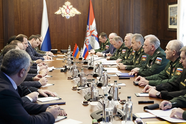 Сергей Шойгу и Давид Тоноян на встрече в Москве