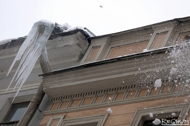 Сосульки на крыше дома в центре Петербурга