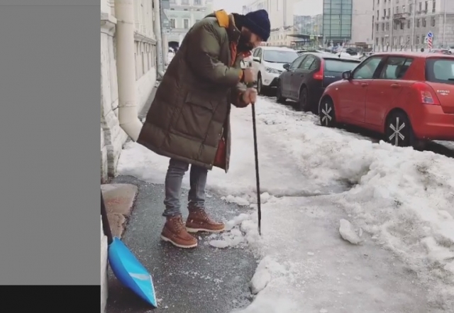 Иван Ургант сбивает лёд в Петербурге, чтобы не поскользнулась бабушка