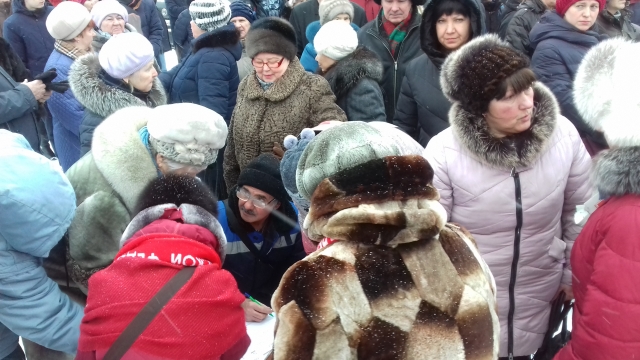 Сбор подписей на митинге в защиту памятника Ленину в Ревде