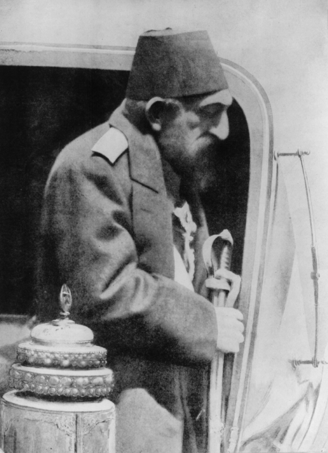 Абдул-Хамид отправляется в ссылку после отречения. 1909