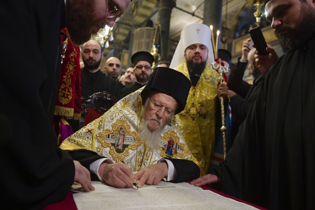 Вселенский патриарх Варфоломей I подписывает томос об автокефалии Православной церкви Украины 