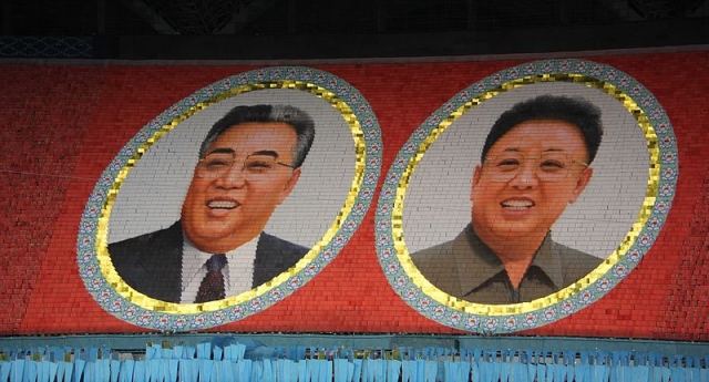 Ким Чен Ын торжественно почтил память Ким Чен Ира