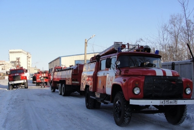 Ликвидирован крупный пожар на торговой базе в Благовещенске