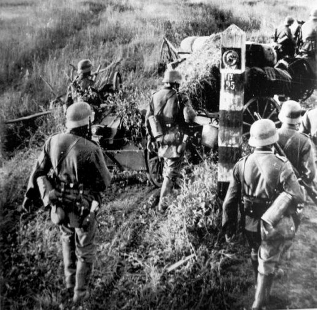 Германские войска вторгаются на территорию СССР