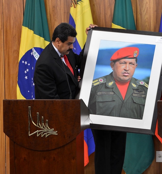 Николас Мадуро с портретом Уго Чавеса 