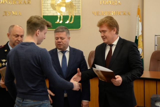 Власти Челябинска наградили отважного школьника, задержавшего грабителя