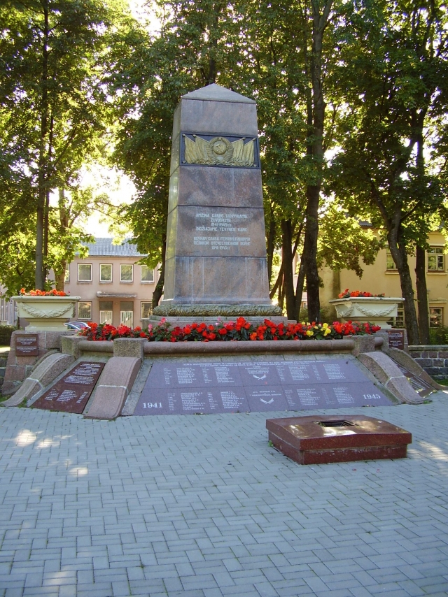 Памятник погибшим в Великой Отечественной войне в центре г. Паланга, сентябрь 2007 года. Вечный огонь, правда, не горит. В настоящее время памятник выглядит так же