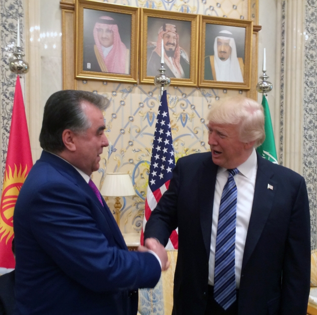 Президент Таджикистана Эмомали Рахмон и президент США Дональд Трамп 