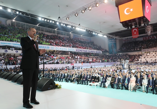 Эрдоган на съезде  правящей турецкой Партии справедливости и развития (ПСР)