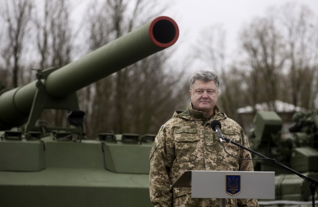 Порошенко повышает выплаты украинским военным в Донбассе