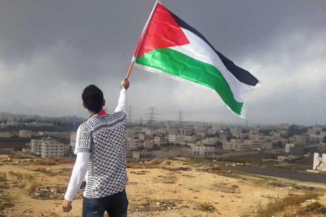 С флагом Палестины 