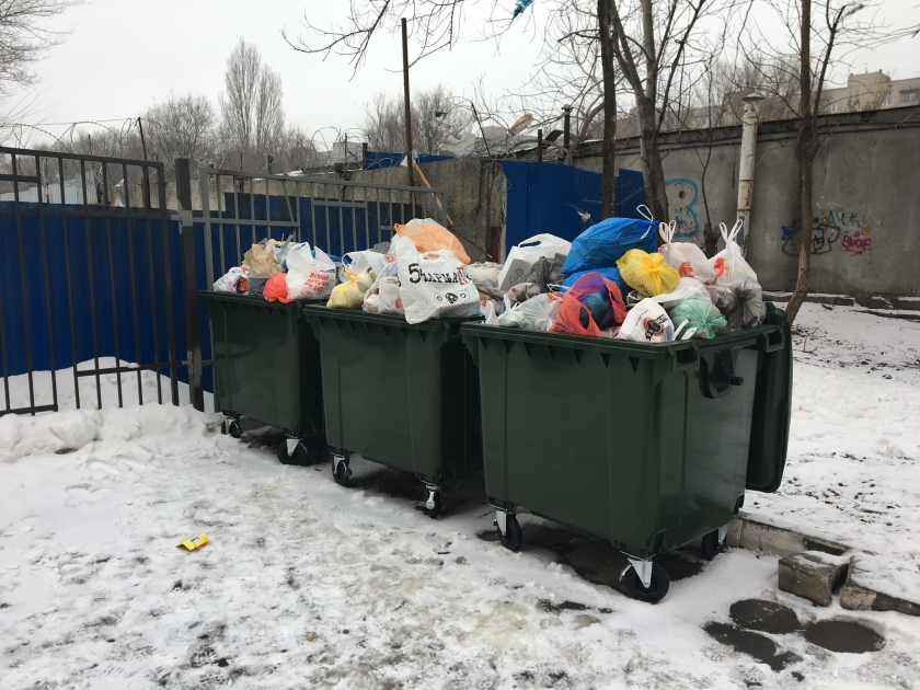 Чистый город контейнеры. Сгоревший мусорный контейнер. Мусорные баки. Сколько мусорных баков в городе. Мусорка новопавловск.