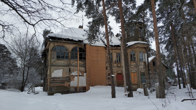 В пригороде Петербурга разрушается историческая дача в стиле модерн