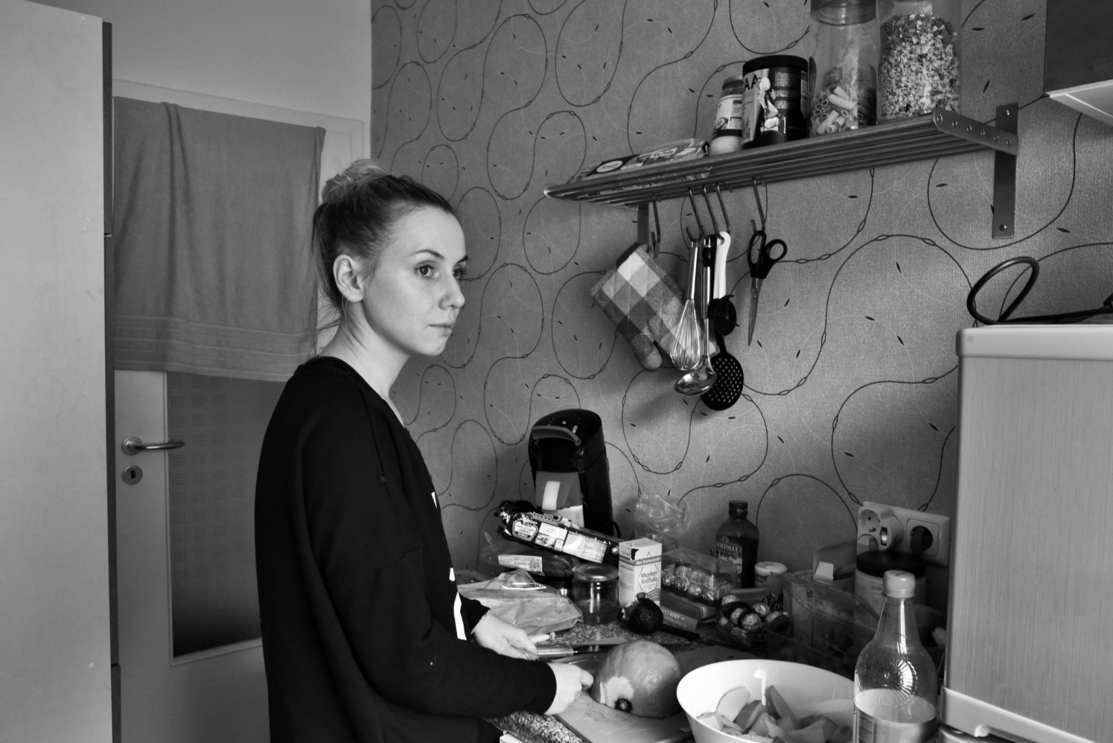 Екатерина Машкова готовит обед дома