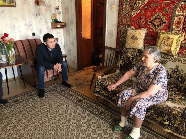 В Челябинске представители МГЕР поздравили труженицу тыла с женским днём