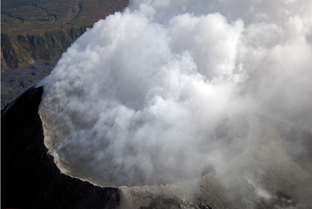 Вулкан Карымский на Камчатке выбросил столб пепла