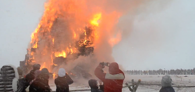 В Калужской области на Масленицу сожгли 20 метровую башню «Бастилия»