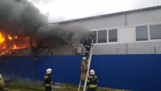 Крупный пожар в Краснодаре: горят склады с полиэтиленовой тарой
