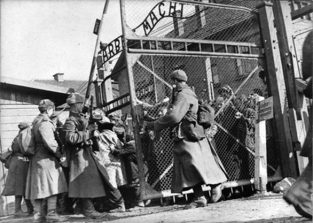 Советские солдаты открывают ворота концлагеря Освенцим, освобождая заключённых