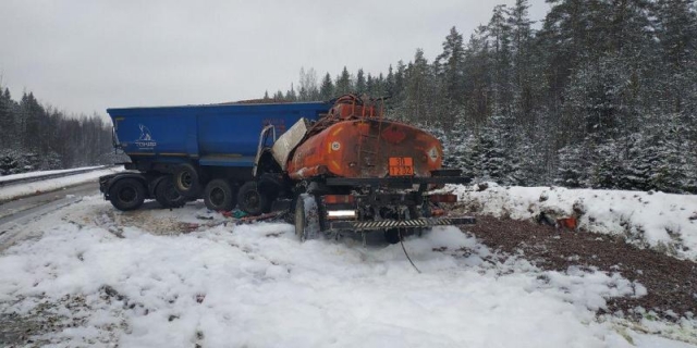 Дорожники уточнили ситуацию на «Скандинавии» после ДТП с грузовиками
