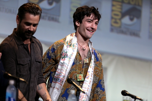 Эзра Миллер (справа)