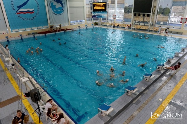 Соревнования по синхронному плаванию проходят в Петербурге