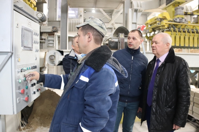 Глава самоуправления Калуги посетил завод стройматериалов