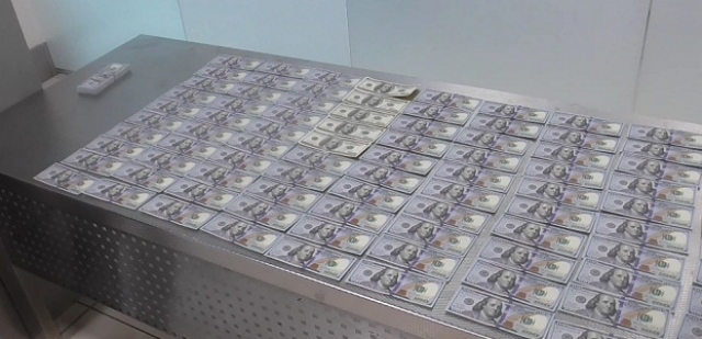 В «Кольцово» задержали гражданина Узбекистана за попытку вывезти $19 тыс