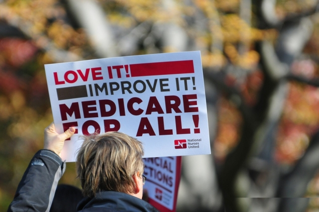 Надпись на транспаранте «Medicare для всех»