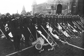 Советские солдаты с немецкими штандартами на Красной площади. Москва, 24 июня 1945 года