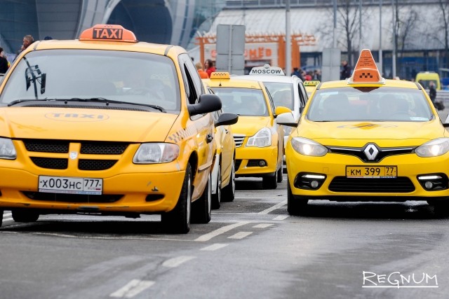 Более половины водителей такси в Москве имеет высшее образование