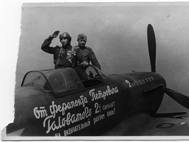 Еремин и его механик Зуев перед вылетом на летный Парад Победы. Август 1945