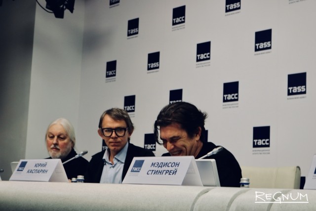 На пресс-конференции по поводу презентации книги «Стингрей в стране чудес». Крайний справа — бывший муж писательницы Юрий Каспарян