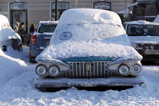 Брошенные автомобили с улиц Петербурга зимой будут увозить быстрее