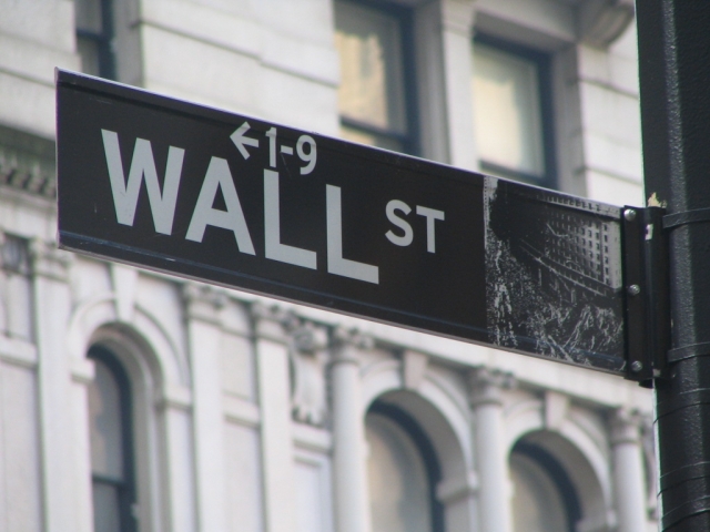 Уолл-стрит «в сомнениях»: Nasdaq падает, Dow Jones растет