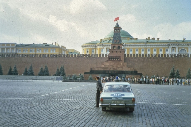 Милиционер на Красной площади. Москва, СССР. 1982 