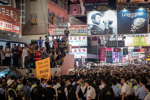 Демонстранты и полиция в Гонконге 