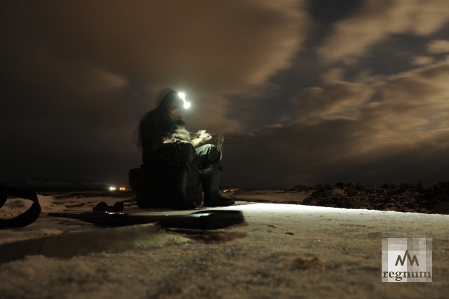Охотник-волонтер Георгий Кулинский во время ночного дозора в окрестностях Южно-Курильска