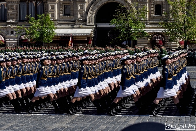 Женская рота на параде фото