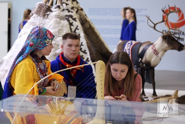 Участники международного арктического форума «Арктика — территория диалога» в национальных костюмах 