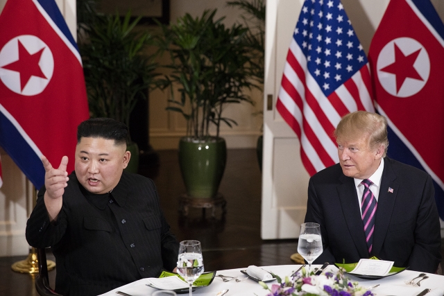 Ким Чен Ын и Дональд Трамп на саммите в Ханое 