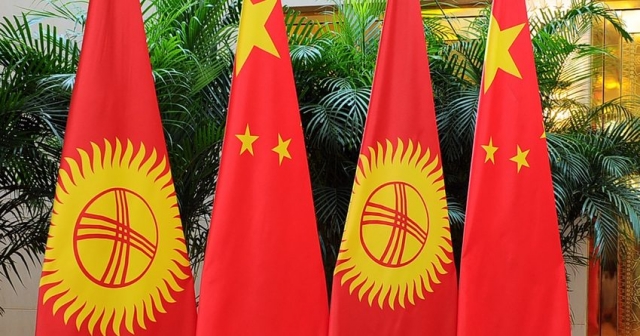 Флаги Китая и Киргизии
