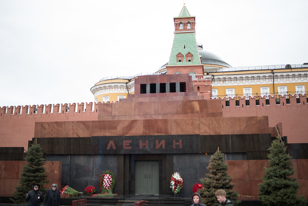 Мавзолей ленина архитектурный стиль. Мавзолей в.и Ленина на красной площади в Москве. Ленин на красной площади в мавзолее.